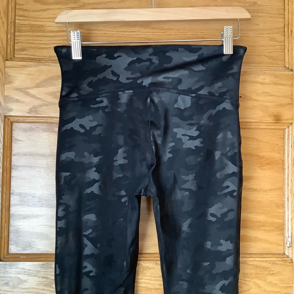 SPANX Black Camo Look At Me Now Seamless Legging Size M - Picture 4 of 12